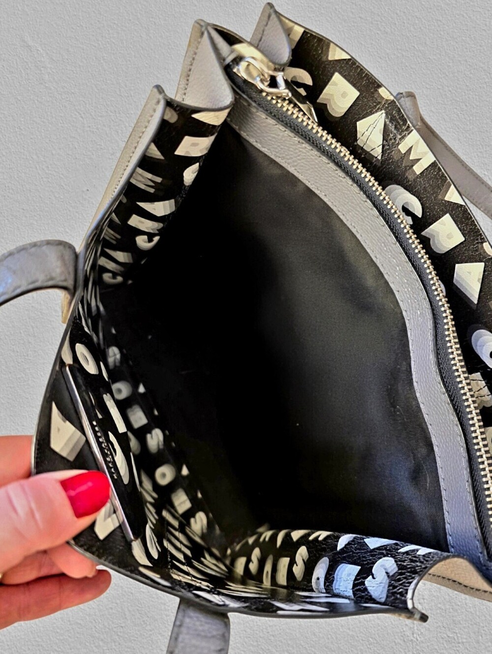 Marc Jacobs Charcoal Gray Leather Tote Black White Graphic Leather Interior - Picture 9 of 13